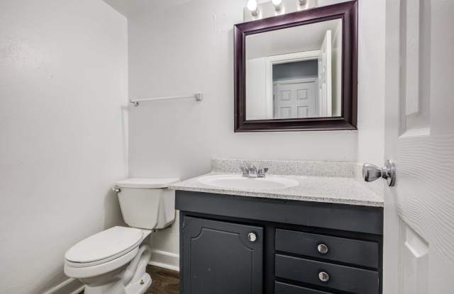 Country Club Apartments Gallery 4