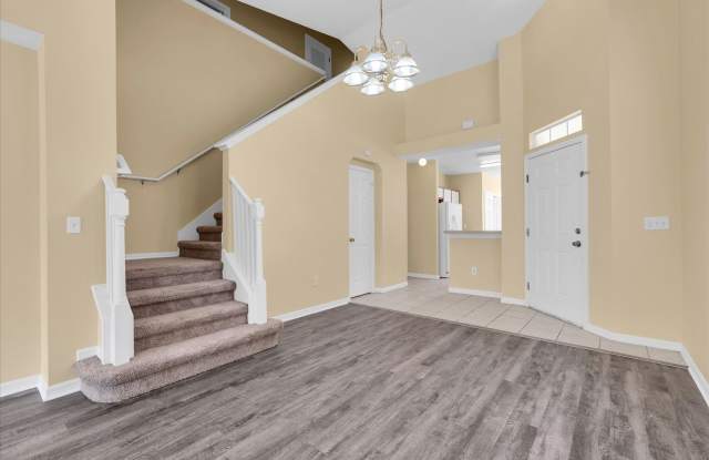 Spacious 3-Bedroom Townhome Riverview Gallery 4