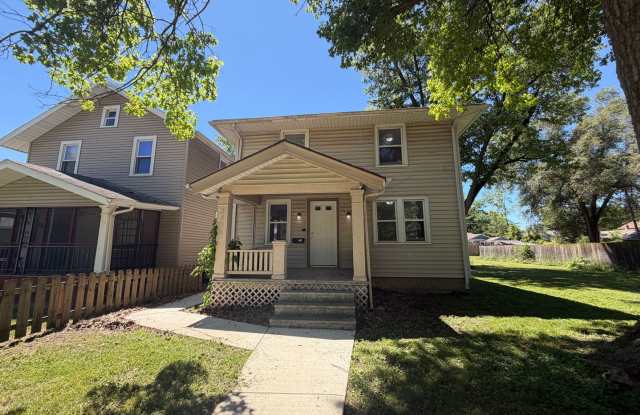 3406 Robinwood Dr- Great Three Bedroom Home With Central Air! Gallery 1