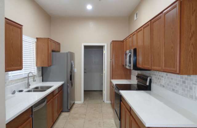 Great 3 bedroom house in gated community near Arrowhead Town Center Gallery 3