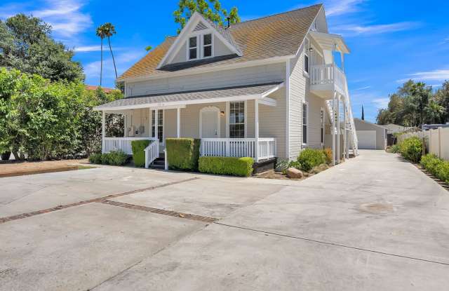 Charming Upstairs Unit near Riverside Plaza photos photos