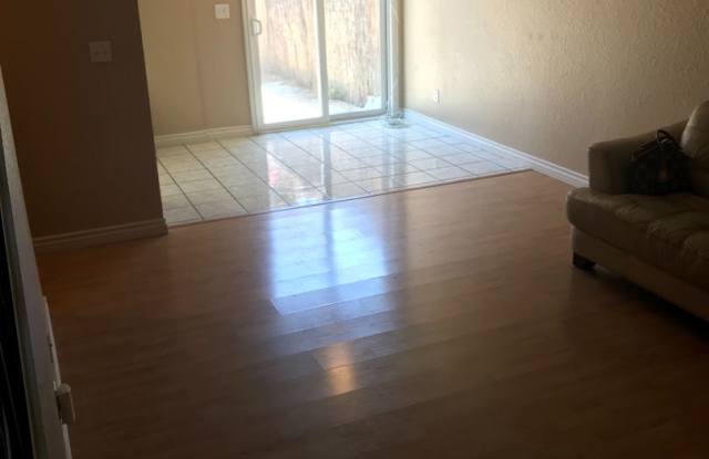 COZY 3 BEDROOM 3 BATHROOM RIVERSIDE TOWNHOUSE Gallery 3