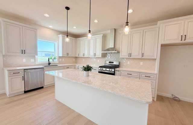 Stunning New Construction 5-Bedroom Home with Luxury Features Galore! Gallery 4