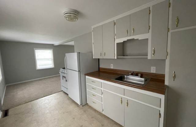 Comfy 1 Bedroom, Upper Level-ALLEY ACCESS - 1715 South Fern Street, Wichita, KS 67213