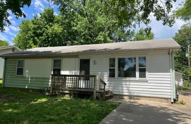 3 bedroom/2 bath house close to KU with washer/dryer - 1514 West 22nd Terrace, Lawrence, KS 66046