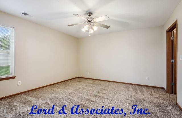 Spacious two story 3 Bedroom, 2 Baths in Grain Valley Gallery 4