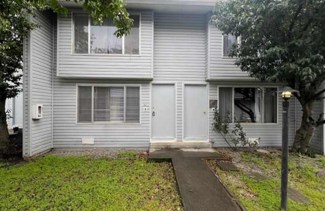REMODELED 2 BEDROOM TOWNHOME - 2000 Brookhurst Street, Medford, OR 97504