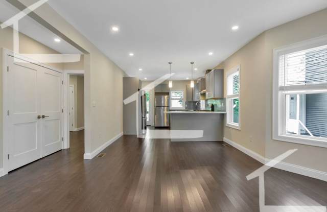 Huge 5 bed in Medford Gallery 4