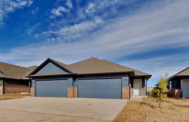 3 Bedroom 2 Bath 2 Car Garage Duplex in Great location close to the Broadway Extension and 8 minutes from downtown OKC photos photos