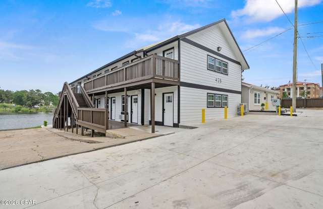 428 McKenzie Avenue Gallery 1