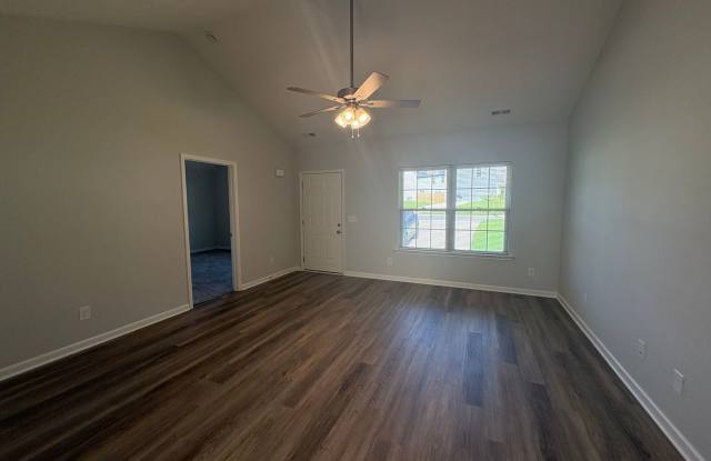 Beautiful Home Minutes from I-24 for Easy Commuting! Gallery 3