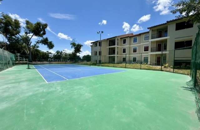 Two  bedroom and two bathroom condo with lakeview balcony Gallery 4