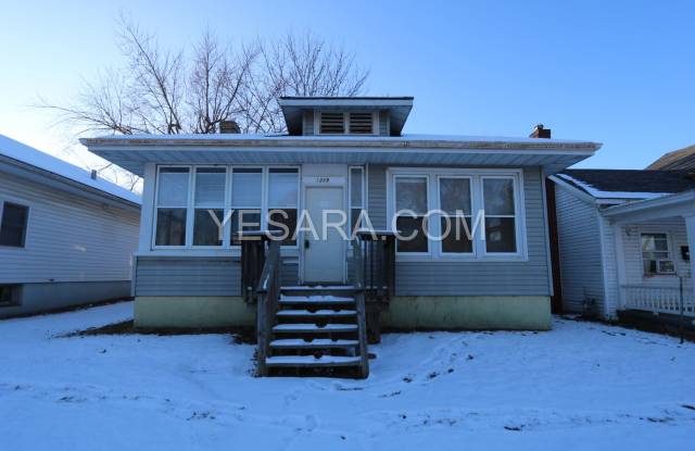 2 Bedroom 1 Bath - 1219 Madison Avenue, Burlington, IA 52601