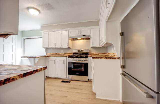 FREE MONTH RENT! Freshly Updated 3 Bedroom House photos photos
