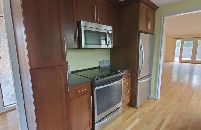 2 bdm 2 bath Ranch with Large fenced yard Gallery 1