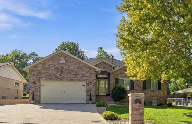 Spacious Golden Ranch Home with Large Garage & Basement Gallery 1