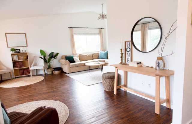 Single Level 4 bed 2 bath home with Office Gallery 3