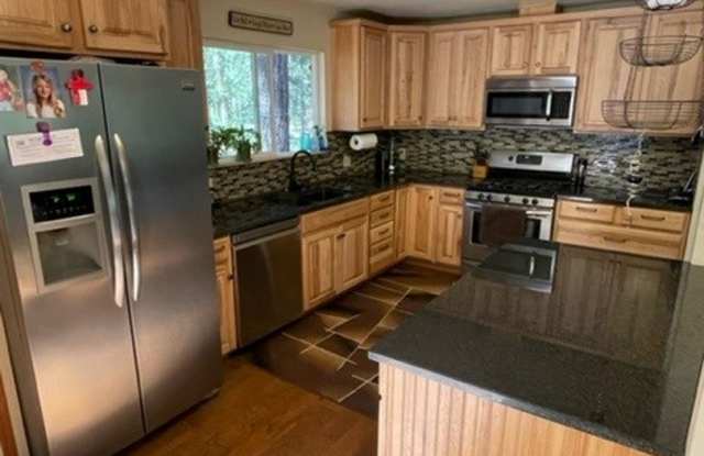 Charming pet friendly home available for a Seasonal lease 3-6 months starting Nov. 15th- May 1st! Gallery 4