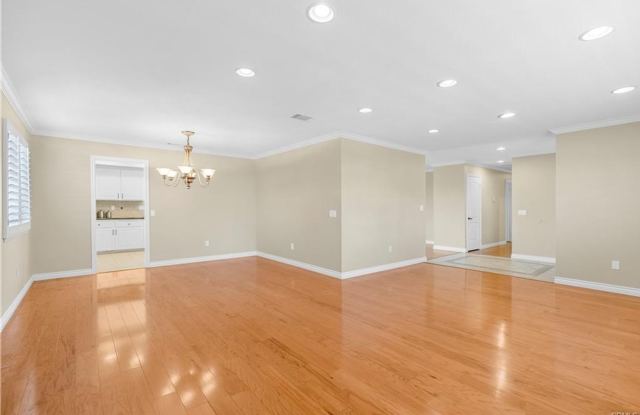 Single-Level home in Canyon Crest for rent Gallery 4