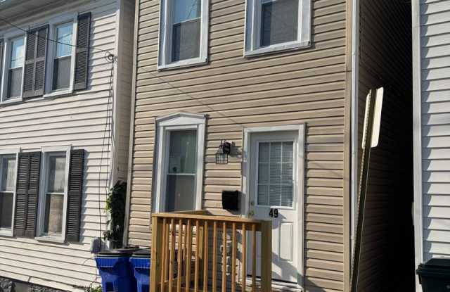 4 bedroom, 1.5 bath, half double house Gallery 3