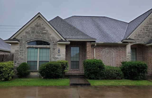 College Station - 3 Bedroom - 3 bath duplex with Fenced in Privacy Yard. photos photos