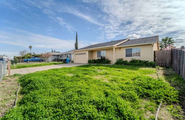 Spacious 3 Bedroom, 2 Bath Home with Large Backyard! Gallery 4