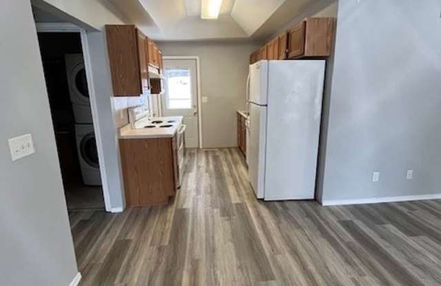 2-Bedroom West Side Home | Deck + Garage Parking Gallery 4