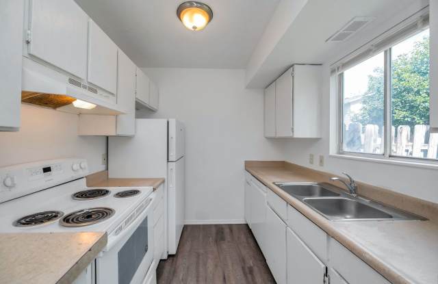 Spacious 4 Bed T/Home in SLC w 1 car attached garage Gallery 4