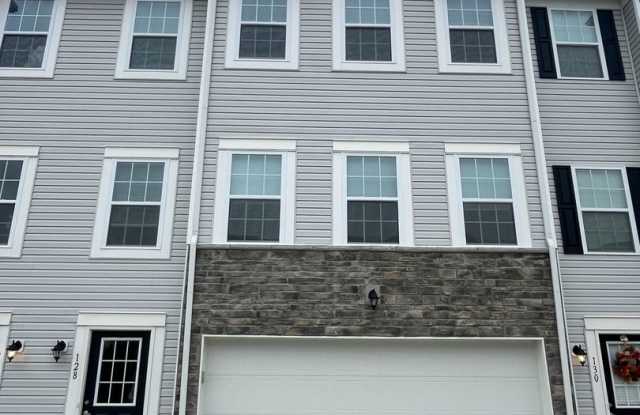 Beautiful 3-Bedroom Townhome with 2-Car Garage in Willow Reserve! Gallery 1