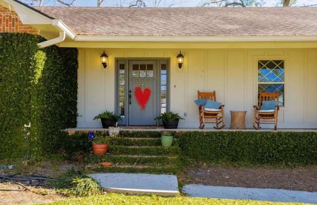 Stunning & Spacious 3-BR Home with Sunroom & Bonus Room in Valdosta! photos photos Stunning & Spacious 3-BR Home with Sunroom & Bonus Room in Valdosta! photos photos
