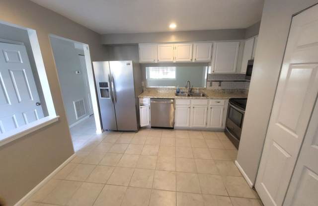 47 Lucinda Ct – Move In Special! Move in before March 1st  get ½ off your first full month’s rent! photos photos