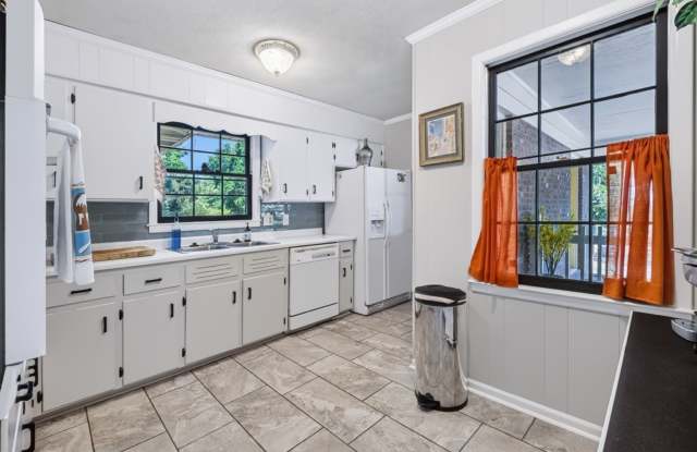 HALF OFF FIRST MONTHS RENT | Fully Furnished 3BR/2BA Athens Home Convenient to UGA | Available Dec. 1 Gallery 4