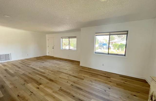 HOUSE - VILLAGE OF OAK CREEK photos photos