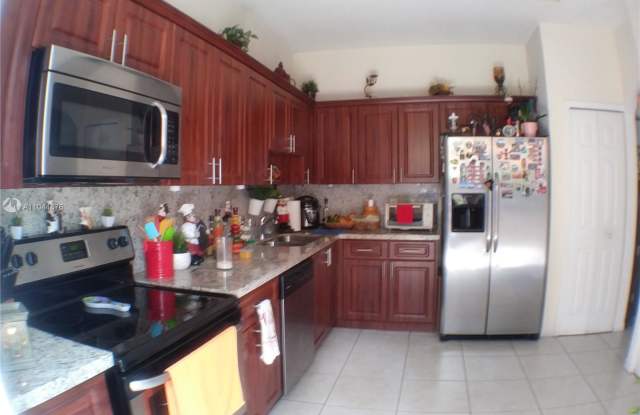 8550 NW 138th Ter Gallery 4