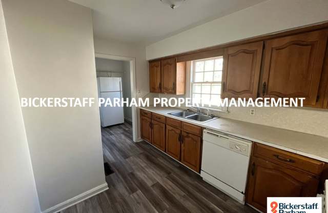 Comfort Meets Convenience – 2-Bedroom Columbus Home with Fenced Yard, Carport & Extra Storage Gallery 4