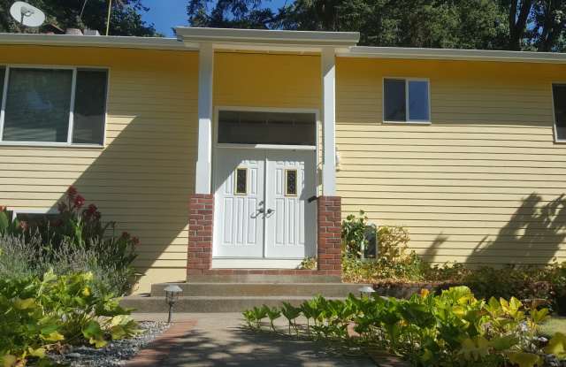 Raleigh Hills Beauty! XL Yard  Attached Garage! Dogs OK! photos photos