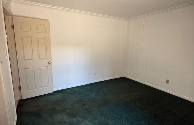 3 Bed, 2 Bath Townhome with Vaulted Ceilings & Private Balcony Gallery 4