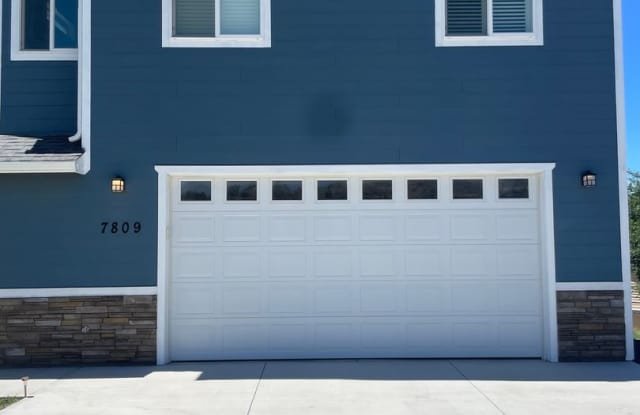 Entertainers delight, 3bdrm 2.5 bath home with garage and fenced yard and RV parking Gallery 3