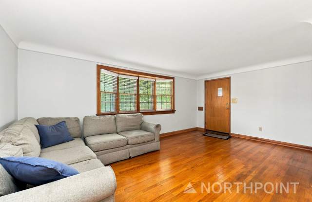 3-Bedroom, 2 Bath Single Family for Rent in Cincinnati, OH | Attached Garage & Nice Large yard Gallery 4