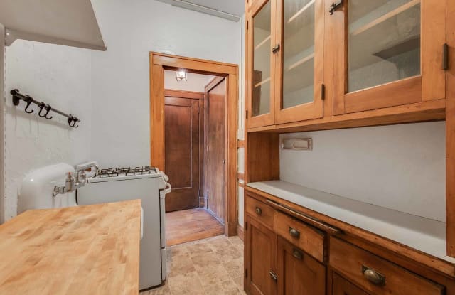 225 Place Apartments Gallery 3