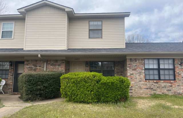 This well-maintained 2-bedroom, 1.5-bath home in Russellville, AR photos photos
