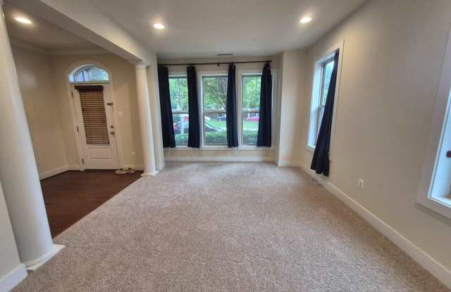251 DECOVERLY Drive Gallery 4