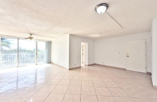 942 NE 199th St photos photos