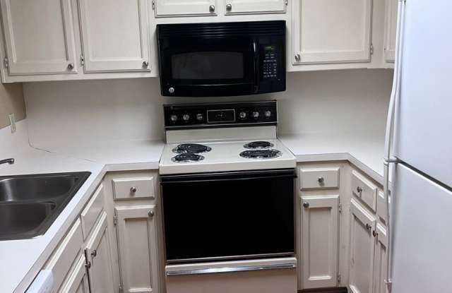 Beautiful 2nd floor condo with vaulted ceilings photos photos