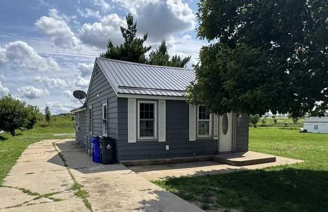 Cozy 2-Bedroom Cedar Rapids Home With Large Yard! photos photos