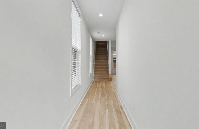 43595 FARRINGDON Square Gallery 4