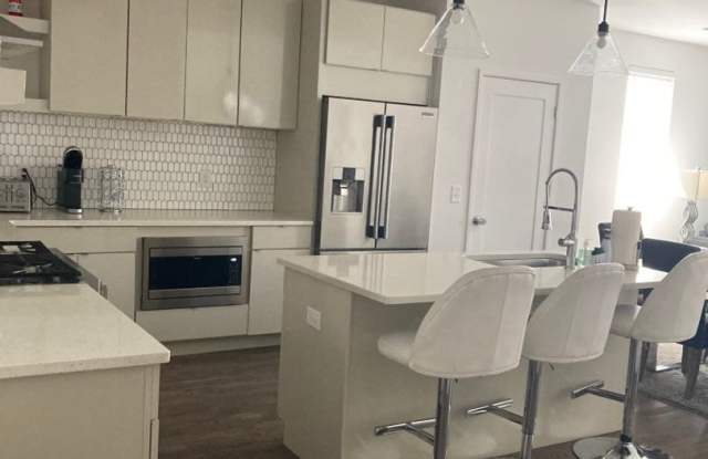 ONE MONTH FREE!! 4BR Townhome - Minutes from Oracle Campus Gallery 3
