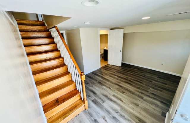 Remodeled 3BR 2BT, Central Air, Stainless Steel, Optional 4th Bedroom & Full-Size Washer Dryer Gallery 4