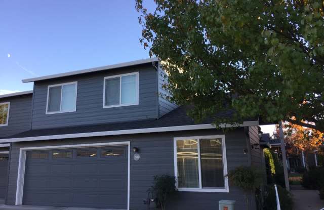 2 Bedroom and 2.5 Bathroom Townhouse in Central Point Gallery 1