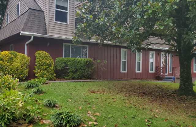 Louisville 37777 - 6 bedroom, 3 bath home with a 2-car garage on one-third acre - No Pets - Call Tom Parry (865) 607-3649 - 2308 Myers Circle, Louisville, TN 37777